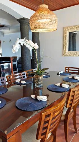 Villa Estrellas - Stunning Ocean-Views, Potrero, spacious 4 BR Villaにあるシーティングエリア