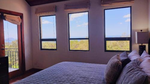 Villa Estrellas - Stunning Ocean-Views, Potrero, spacious 4 BR Villaにあるベッド