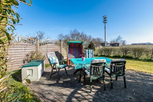 a table and chairs sitting on a patio at Hus Tingeltut Gerd Clausen in Pellworm