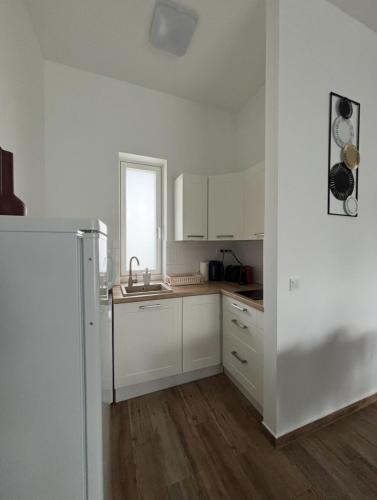 Dapur atau dapur kecil di Aranyhíd Deluxe Apartman