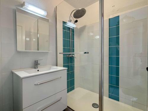 une salle de bain blanche avec une douche et un lavabo dans l'établissement Maison 2 pièces mezzanine 5 couchages ARGELES SUR MER AR100-033, à Argelès-sur-Mer