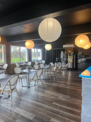 Εστιατόριο ή άλλο μέρος για φαγητό στο The Originals Boutique, Hôtel Lakeside, Biscarrosse , Lac