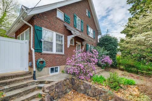 ロアノークにある1 Mi to Dtwn Roanoke Home with Yard and Mtn View!の白門花煉瓦造り