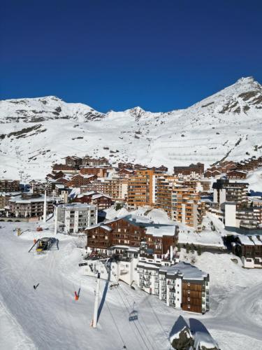 a town in the snow on a mountain at Hôtel Val Chavière in Val Thorens