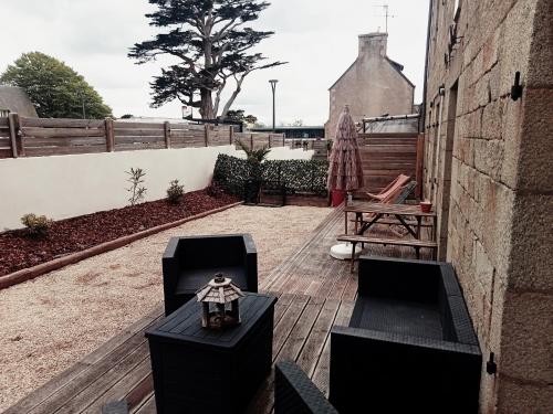 d'une terrasse avec deux chaises et une table. dans l'établissement Triagoz, à Trébeurden