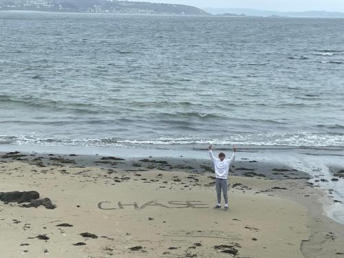 Un homme debout sur la plage volant un cerf-volant dans l'établissement Triagoz, à Trébeurden