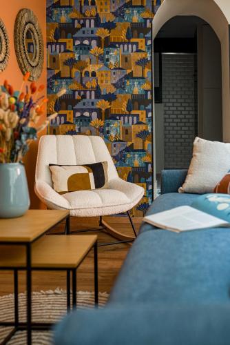 un salon avec un canapé et une chaise dans l'établissement CasaSol - Lyon PartDieu, à Lyon