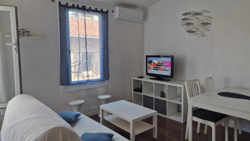 Plein coeur du Panier avec terrasse 2 à 4 personnes arrivée avant 19h