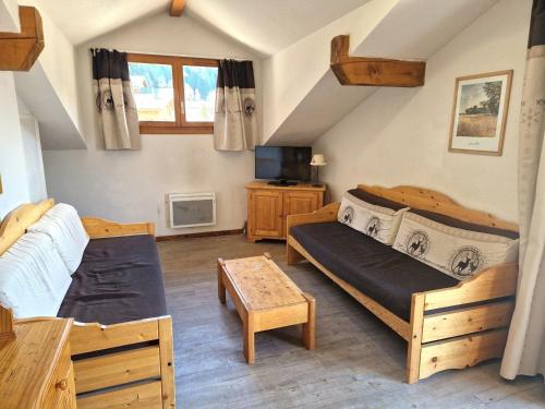 un salon avec deux lits et un canapé dans l'établissement Grand appartement 10/12 pers, 5 chambres, proche pistes - FR-1-265-166, à Valfréjus