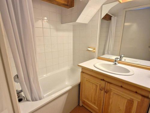 une salle de bain avec un lavabo et une baignoire et un lavabo dans l'établissement Grand appartement 10/12 pers, 5 chambres, proche pistes - FR-1-265-166, à Valfréjus
