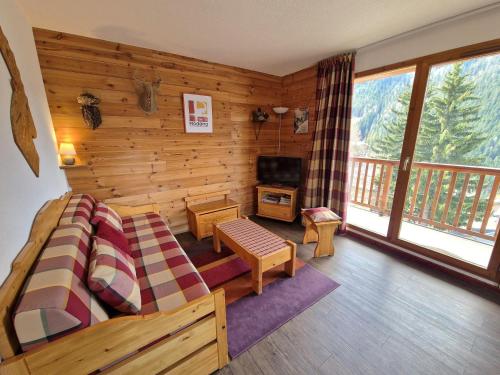 - un salon avec un canapé et une télévision dans une cabine dans l'établissement Appartement 3 pièces pour 4/6 pers à Valfréjus avec balcon - FR-1-265-181, à Valfréjus