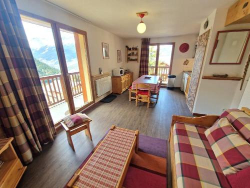 d'un salon avec une table et un balcon. dans l'établissement Appartement 3 pièces pour 4/6 pers à Valfréjus avec balcon - FR-1-265-181, à Valfréjus