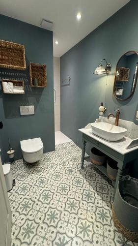 une salle de bain avec un lavabo et des toilettes dans l'établissement Maison Belle Vie, à Saint-Symphorien-de-Marmagne