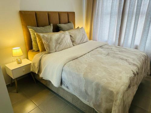 Ένα ή περισσότερα κρεβάτια σε δωμάτιο στο Calm & Cozy Apartment 3