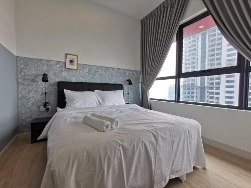 una camera da letto con un letto bianco con due asciugamani sopra di Arte Plus Jalan Ampang Two Bedrooms by V Stay a Kuala Lumpur