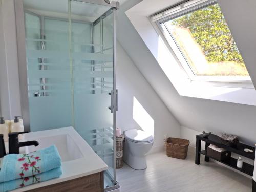 Ένα ή περισσότερα κρεβάτια σε δωμάτιο στο Chambre d'hôtes proche mer avec accès piscine