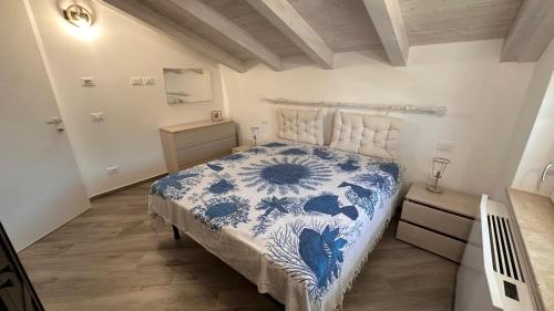 a bedroom with a blue and white bed in a room at VILLA SABRINA VICINA al MARE in Terracina