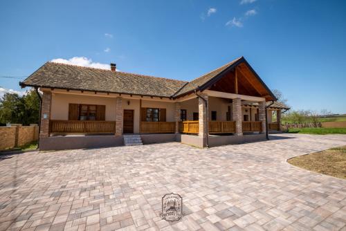 una casa con un ampio patio di fronte di Kod Kuma Pere, Traditional Baranja Getaway a Karanac
