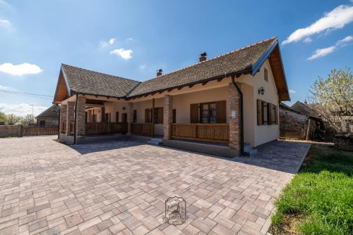 una casa con un ampio patio di fronte di Kod Kuma Pere, Traditional Baranja Getaway a Karanac