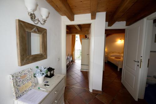 un corridoio con una camera con letto e specchio di Il Mulino di Hotel Villa Aurora a Nesso