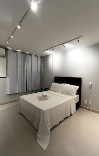 a bedroom with a large white bed in a room at Conforto e Praticidade - Centro do RJ in Rio de Janeiro