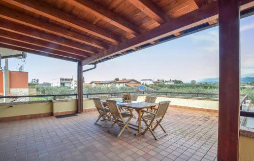 a patio with a table and chairs on a balcony at Gorgeous Home In Cisano Di Bardolino in Calmasino