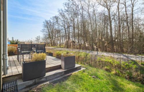 eine Holzterrasse mit Pflanzen an der Seite eines Hauses in der Unterkunft Lodge Am Deich in Tossenserdeich