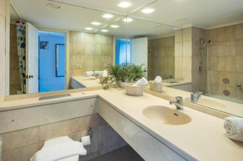 Ένα μπάνιο στο Apartment on Haifa