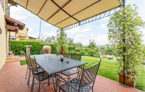 Un patio con una mesa y sillas en un patio. en Cozy Home In Castelfiorentino, en Castelfiorentino