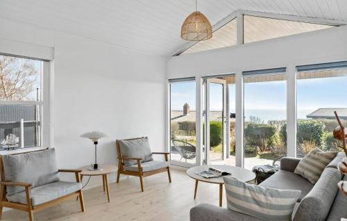 Χώρος καθιστικού στο 4 Bedroom Gorgeous Home In Rude