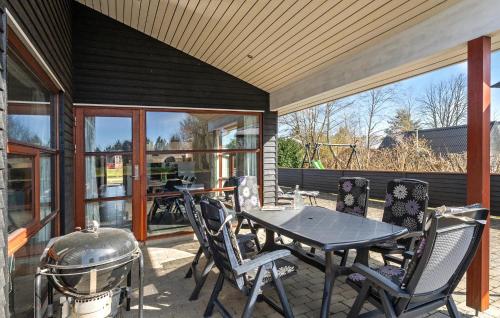 Un patio o zona al aire libre en Beautiful Home In Juelsminde With Sauna