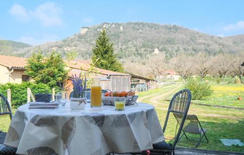 une table avec un bol de fruits dessus dans l'établissement Cozy Home In Saint-Vincent-De-Cosse, à Saint-Vincent-de-Cosse