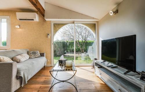 un salon avec une grande télévision à écran plat dans l'établissement Cozy Home In Saint-Vincent-De-Cosse, à Saint-Vincent-de-Cosse