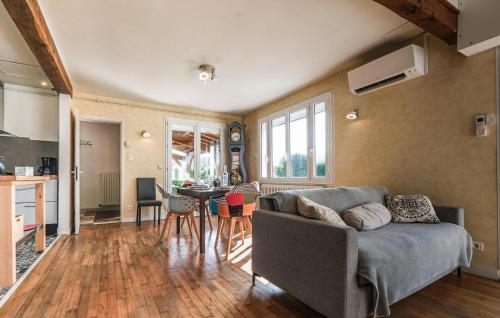 un salon avec un canapé et une table dans l'établissement Cozy Home In Saint-Vincent-De-Cosse, à Saint-Vincent-de-Cosse