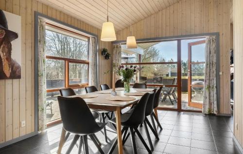 Galería fotográfica de Beautiful Home In Juelsminde With Sauna en Sønderby