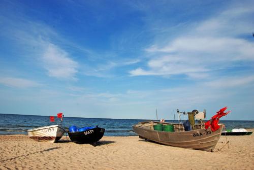 three boats sitting on the sand on the beach at Baaber Hotel mit Frühstück in Baabe
