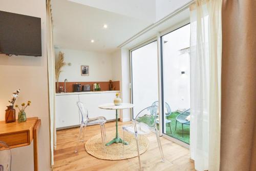 Μια τηλεόραση ή/και κέντρο ψυχαγωγίας στο Chez Camille - Boutique Aparthotel au coeur de Bordeaux