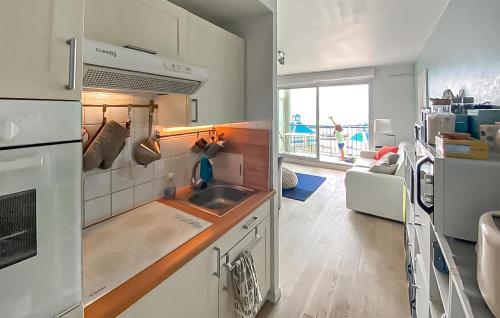 une cuisine avec un évier et un salon dans l'établissement 1 Bedroom Cozy Apartment In Wimereux, à Wimereux