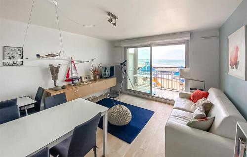 Χώρος καθιστικού στο 1 Bedroom Cozy Apartment In Wimereux