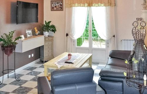 a living room with two chairs and a coffee table at Cozy Home In Chateaurenard in Châteaurenard