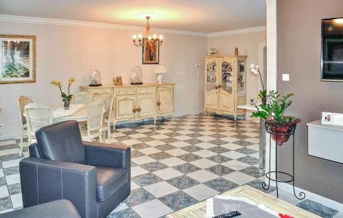a living room with a checkered floor at Cozy Home In Chateaurenard in Châteaurenard