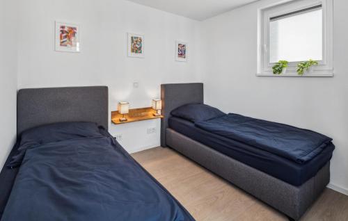 a bedroom with two beds and a window at Michel in Tossenserdeich
