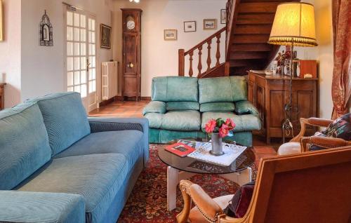 a living room with blue couches and a table at Gorgeous Home In Plélan-Le-Petit in Plélan-le-Petit