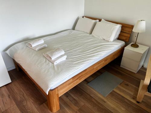 Postel nebo postele na pokoji v ubytování Jarun Sunset Studio