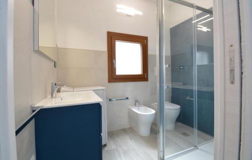 Bilik mandi di Beautiful Apartment In Olia Speciosa