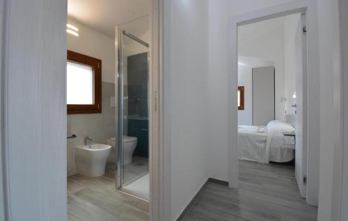 Bilik mandi di Beautiful Apartment In Olia Speciosa