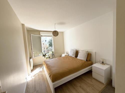 a small bedroom with a bed and a window at uta house la plaine in Saint-Denis