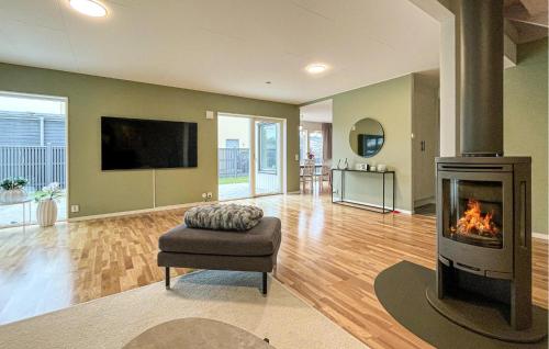TV a/nebo společenská místnost v ubytování Gorgeous Home In Varberg With Wifi