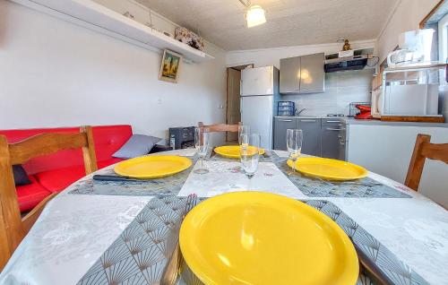 Photo de la galerie de l'établissement Nice Home In Saint-Caradec-Trégomel, à Saint-Caradec-Trégomel