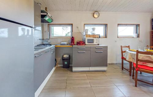 Photo de la galerie de l'établissement Nice Home In Saint-Caradec-Trégomel, à Saint-Caradec-Trégomel